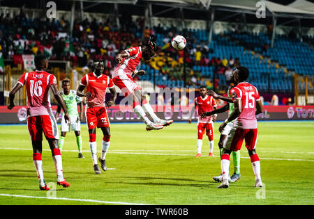 Alexandrie, Egypte. 22 juin 2019 : Gael Bigirimana du Burundi à la tête du ballon lors de la coupe d'Afrique des Nations match entre le Nigeria et le Burundi à Alexandria le Stadium à Alexandia, l'Égypte. Ulrik Pedersen/CSM. Banque D'Images