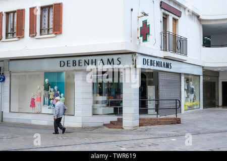 Magasin Debenhams dans Main Street où il jouxte Casemates Square dans le centre-ville de shopping de Gibraltar. Banque D'Images