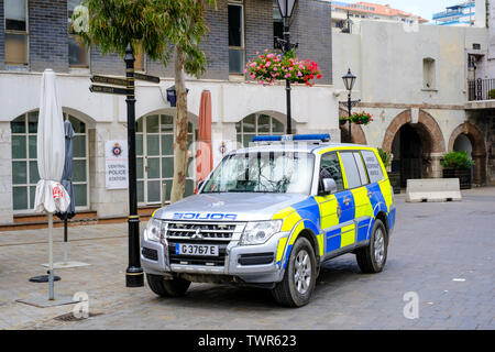 Royal Gibraltar Police, commissariat de police Central, Casemates Square dans le centre de la ville avec un véhicule d'intervention de police armées stationné à l'extérieur Banque D'Images