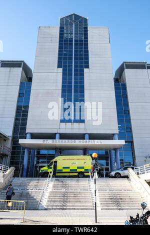 L'Hôpital St Bernards, Gibraltar, avec grande dépendance à l'extérieur d'Ambulance Banque D'Images