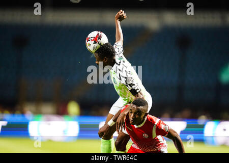 Alexandrie, Egypte. 22 juin 2019 : Peter oghenekaro Etebo du Nigeria à la tête de la balle pendant la coupe d'Afrique des Nations match entre le Nigeria et le Burundi à Alexandria le Stadium à Alexandia, l'Égypte. Ulrik Pedersen/CSM. Banque D'Images