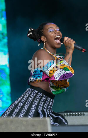 Membres du groupe Oshun; le New York American R&B New York duo est composé des chanteurs Niambi Sala et Thandiwe, Qui va par Niambi et Thandi. Un duo hip-hop et soul de Washington, dont la musique est décrite comme la « manifestation sonique du futurisme afro, divertit les foules à Sefton Park à l'événement Liverpool Africa Oye. Le R&B contemporain est un genre musical qui combine des éléments de rythme et de blues, pop, soul, funk, hip hop et musique électronique. Le genre présente un style de production d'enregistrements distinctif, des rythmes à tambour, un ton et des voix corrigées, Banque D'Images