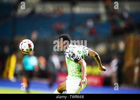 Alexandrie, Egypte. 22 juin 2019 : Peter oghenekaro Etebo du Nigeria à la tête de la balle pendant la coupe d'Afrique des Nations match entre le Nigeria et le Burundi à Alexandria le Stadium à Alexandia, l'Égypte. Ulrik Pedersen/CSM. Banque D'Images