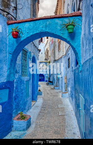 Allée de Nice avec des arcs à Chefchaouen, ville touristique du nord du Maroc Banque D'Images