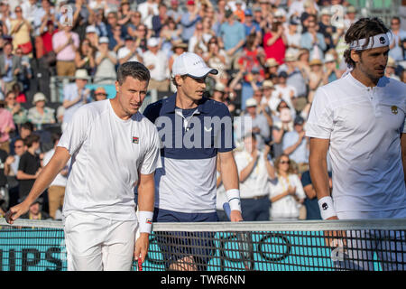 La Queens Club, London, UK. 22 juin 2019. Jour 6 de la Fever Tree championnats. Feliciano Lopez (ESP) et Andy Murray (GBR) continuent leur match de double contre Daniel Evans (GBR) & Ken Skupski (GBR) sur le centre court, Lopez et Murray gagner 6-4 7-6 (7-3). Credit : Malcolm Park/Alamy Live News. Banque D'Images