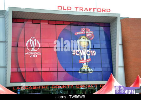 La signalisation pour l'ICC Cricket World Cup 2019 au Club de Cricket du Lancashire, Old Trafford, Manchester. 2019 L'International Cricket Council (ICC) Coupe du Monde de Cricket est organisé par l'Angleterre et du Pays de Galles du 30 mai au 14 juillet 2019. Six matchs ont lieu à Old Trafford, Manchester, plus qu'à tout autre endroit. Banque D'Images