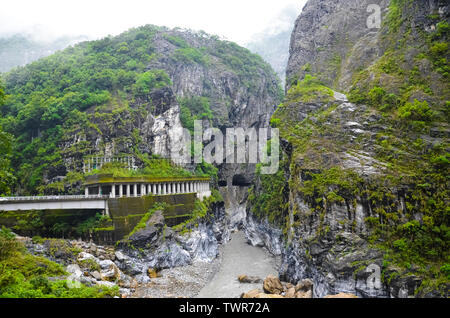 Superbe paysage taiwanais photographié dans le parc national de Taroko. Gorge Taroko est attraction touristique locale. Beaux rochers autour de lit du fleuve tropical entouré d'arbres verts. Banque D'Images