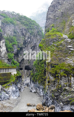 La photographie verticale de Gorge Taroko incroyable, dans le parc national de Taroko, à Taiwan. De magnifiques formations rocheuses le long du lit entouré de forêt tropicale. Chinois incroyable de la nature. Banque D'Images