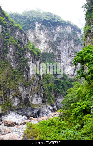 Formations rocheuses magnifiques dans le parc national de Taroko taïwanais. Gorge Taroko est une attraction touristique populaire. Des rochers le long du lit et la forêt tropicale. La nature, des paysages chinois. Banque D'Images