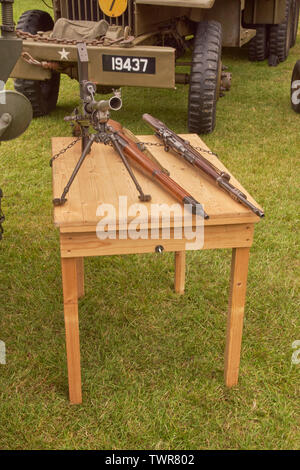 Collection d'armes britanniques et allemandes sur show Banque D'Images