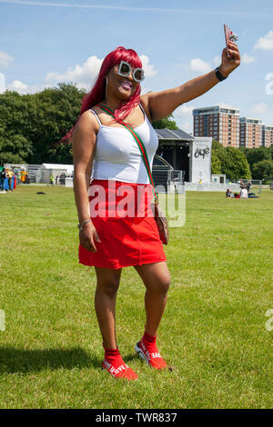 Liverpool, Merseyside, Royaume-Uni. 22 juin 2019. Manono une fashionista à l'Africa Oye Festival de musique. Les amateurs de musique à l'Afrique fantastique Oyé Festival à Liverpool Sefton Park. Le plus grand de célébration de la musique africaine et de la culture, des biens, des commerçants & marchandises apporte les foules afin de profiter des animations que les festivaliers se prélasser au soleil. Credit : MWI/Alamy Live News Banque D'Images