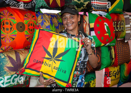 Liverpool, Merseyside, Royaume-Uni. 22 juin 2019. Patricia Hall un coussin à l'OyeFestival négociant l'Afrique. Les amateurs de musique, les fournisseurs, participer à la fantastique Festival Afrique Oyé à Liverpool's Sefton Park. Le plus grand de célébration de la culture africaine, les marchandises, les commerçants & marchandises apporte les foules afin de profiter des animations. Credit : MWI/Alamy Live News Banque D'Images