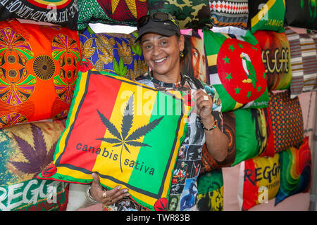 Liverpool, Merseyside, Royaume-Uni. 22 juin 2019. Patricia Hall un coussin à l'OyeFestival négociant l'Afrique. Les amateurs de musique, les fournisseurs, participer à la fantastique Festival Afrique Oyé à Liverpool's Sefton Park. Le plus grand de célébration de la culture africaine, les marchandises, les commerçants & marchandises apporte les foules afin de profiter des animations. Credit : MWI/Alamy Live News Banque D'Images