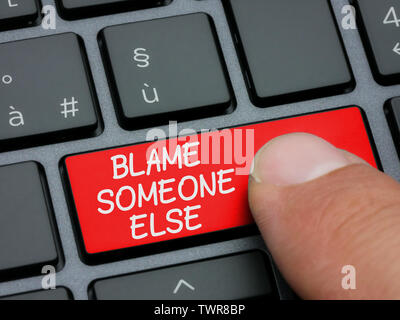 Doigt Gros plan sur quelqu'un d'autre faute de frappe sur le clavier de l'ordinateur clé Banque D'Images