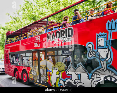 Madrid, Espagne - Mai 2019 : Double decker bus touristique dans le centre-ville Banque D'Images