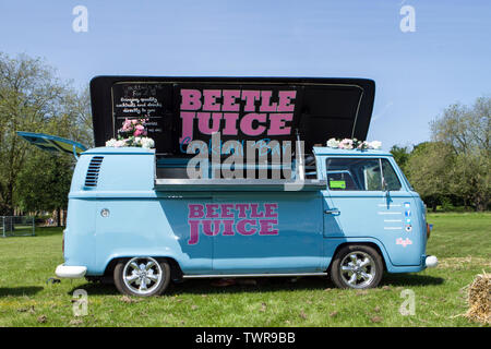 Un camping-car Volkswagen converti en un bar vendant des boissons alcoolisées Banque D'Images