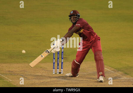 MANCHESTER, Angleterre. 22 juin 2019 : Carlos Brathwaite de West Indies frappe la balle pour quatre s'exécute au cours de la West Indies v Nouvelle-zélande, ICC Cricket World Cup Match, à Old Trafford, Manchester, Angleterre. Banque D'Images