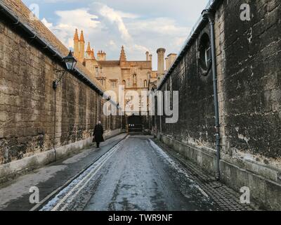 Oxford, Royaume-Uni - 0707 2019 : Noir figure la marche de l'appareil photo dans les rues d'Oxford, tandis que Godzilla comme forme du nuage est en cours Banque D'Images