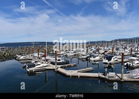 Bateaux amarrés à Westview Harbour à Powell River, BC Banque D'Images