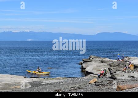 Un kayakiste à Lantzville beach, île de Vancouver Banque D'Images