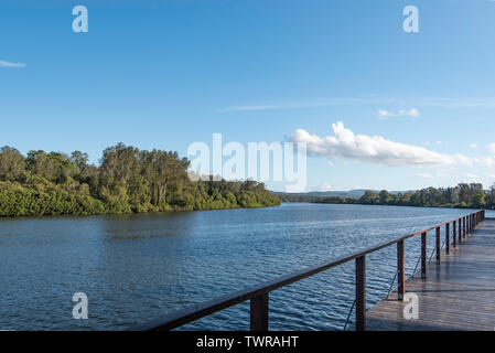 En regardant vers le sud le long de la Rivière Manning à Antoing de Harry Bennett Park sur le milieu de la côte nord de la Nouvelle-Galles du Sud, Australie Banque D'Images