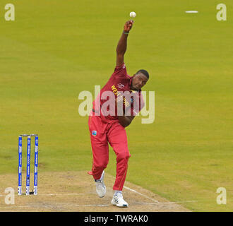 MANCHESTER, Angleterre. 22 juin 2019 : Jason Titulaire d'Antilles bowling pendant les Antilles v Nouvelle-zélande, ICC Cricket World Cup Match, à Old Trafford, Manchester, Angleterre. Banque D'Images