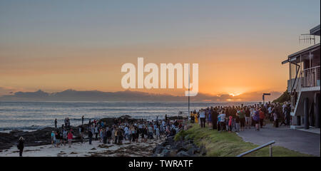 25 avril 2019 : Une grande foule assister à l'aube service de l'ANZAC sur la plage et à côté du surf club à Black Head Beach, New South Wales, Australie Banque D'Images