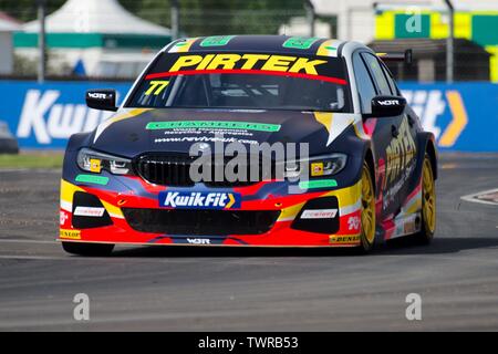 Dalton sur les tés, en Angleterre, le 15 juin 2019. Andrew Jordan au volant d'une BMW 330i M Sport pour l'équipe BMW BMW & Pirtek Racing lors des essais libres pour la mettre en place Kwik British Touring Car Championship à Croft Circuit de course. Banque D'Images