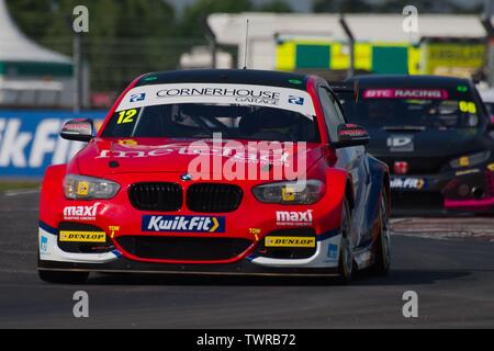 Dalton sur les tés, en Angleterre, le 15 juin 2019. Stephen Jelley au volant d'une BMW 125i M Sport pour l'équipe Parker Racing lors des essais libres pour la mettre en place Kwik British Touring Car Championship à Croft Circuit de course. Banque D'Images