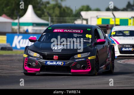 Dalton sur les tés, en Angleterre, le 15 juin 2019. La conduite d'un Cook Josh Honda Civic Type R pour Racing BTC au cours de la pratique libre pour le mettre en place Kwik British Touring Car Championship à Croft Circuit de course. Banque D'Images