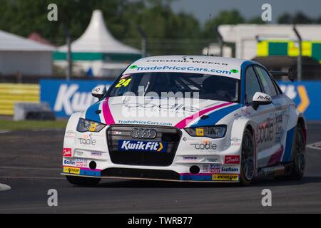 Dalton sur les tés, en Angleterre, le 15 juin 2019. Jake Hill au volant d'une Audi S3 Saloon pour TradePriceCars.com au cours de la pratique libre pour le mettre en place Kwik British Touring Car Championship à Croft Circuit de course. Banque D'Images