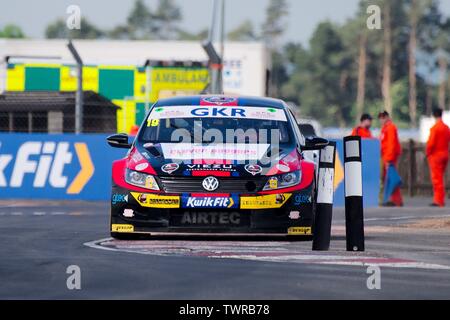 Dalton sur les tés, en Angleterre, le 15 juin 2019. Bobby Thompson au volant d'une Volkswagen CC pour échafaudage Autobrite GKR avec Direct au cours de la pratique libre pour le mettre en place Kwik British Touring Car Championship à Croft Circuit de course. Banque D'Images