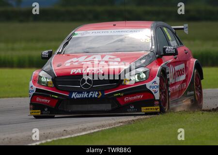 Dalton sur les tés, en Angleterre, le 15 juin 2019. Adam Morgan au volant d'une Mercedes-Benz A-Class pour Ciceley Motorsports au cours de qualification pour les mettre en place Kwik British Touring Car Championship à Croft Circuit de course. Banque D'Images