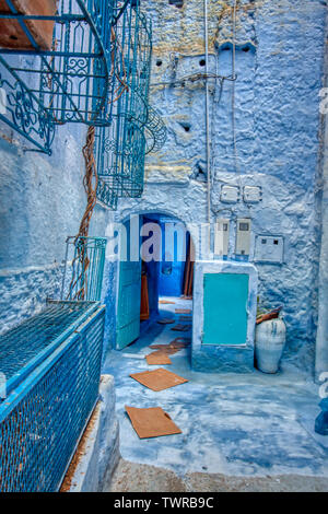 Chefchaouen est l'une des plus villes touristiques du Maroc. Dans le centre historique de sa ville nous trouver ses maisons et portes peintes en bleu, d'où il i Banque D'Images