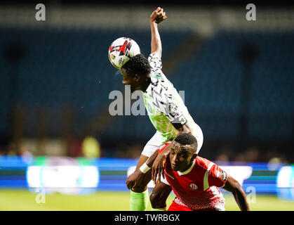 Le stade d'Alexandrie, Alexandrie, Égypte, 22 juin 2019.La coupe d'Afrique des Nations tournoi international de football, le Nigeria et le Burundi ; Peter oghenekaro Etebo du Nigéria défi pour le Crédit : balle lâche Plus Sport Action Images/Alamy Live News Banque D'Images