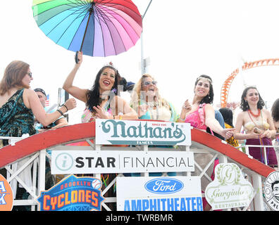 New York, NY, USA. 22 Juin, 2019. Arlo Guthrie, Nora Guthrie et fêtards s'assister à la Parade 2019 Mermaid le 22 juin 2019 dans Coney Island à Brooklyn, New York. Crédit : George Napolitano Punch/media/Alamy Live News Banque D'Images