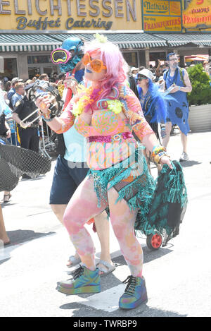 New York, NY, USA. 22 Juin, 2019. Arlo Guthrie, Nora Guthrie et fêtards s'assister à la Parade 2019 Mermaid le 22 juin 2019 dans Coney Island à Brooklyn, New York. Crédit : George Napolitano Punch/media/Alamy Live News Banque D'Images