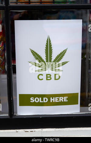 Provincetown, Massachusetts - le 11 juin 2019 : ce signe dans une vitrine est la publicité CBD, un composant de la marijuana, est disponible à l'achat. Banque D'Images