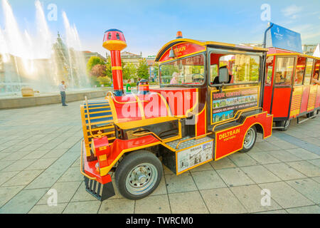 Braga, Portugal - 12 août 2017 : close-up of red train touristique au terminus sur la place de la République ou Praca da Republica connu sous le nom d'arcade. Fontaine sur Banque D'Images