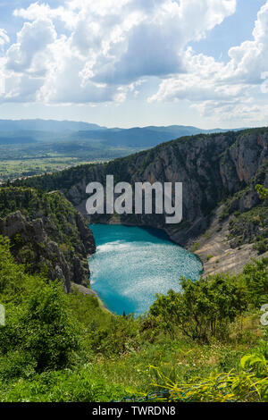 Belle photo de la nature et du paysage du lac bleu à Imotski Dalmatie Croatie lors des chaudes journées d'été. Belle image en couleur Banque D'Images