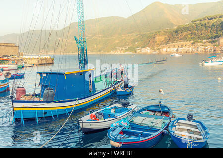 Les pêcheurs locaux en Scilla Harbour le déchargement d'un gros bateau de pêche commerciale de l'espadon Banque D'Images