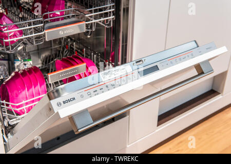 Berlin, Allemagne, 29 août 2018 nouvelle PME VarioScharnier Bosch68TX26E lave-vaisselle sur l'écran, Robert Bosch innovations mondiales, l'exposition IFA Show Banque D'Images