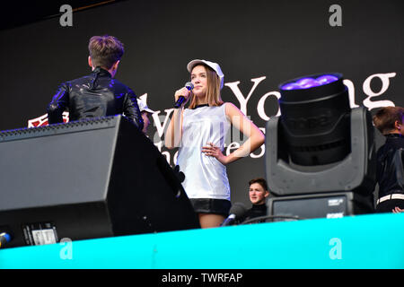 Sylvia Young Theatre School effectue at West End Live 2019 à Trafalgar Square, le 22 juin 2019, Londres, Royaume-Uni. Banque D'Images