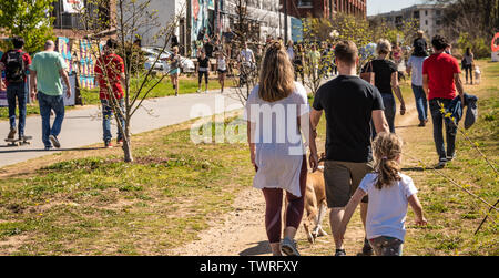 Les personnes bénéficiant d'un après-midi sur l'Atlanta BeltLine, un sentier urbain populaire à Atlanta, Géorgie. (USA) Banque D'Images