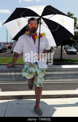 Brooklyn, NY, USA. 22e. Juin, 2019. La 37e assemblée annuelle mermaid parade. Le coup d'envoi de la saison estivale le 22 juin, 2019, avec un défilé dans l'Avenue de Surf avec un assortiment de chars, fanfares et fêtards costumés colorés au bord de la mer, les loisirs et divertissements de Coney Island à Brooklyn, New York. © 2019 Ronald G. Lopez/Alamy Live News Banque D'Images