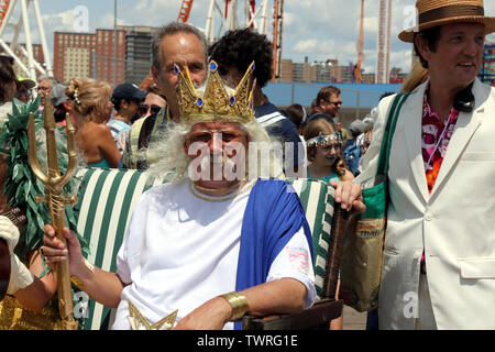 Brooklyn, NY, USA. 22e. Juin, 2019. American folk singer-songwriter ARLO GUTHRIE et sa sœur NORA GUTHRIE étaient les "King Neptune' et 'Reine Sirène' de la 37e parade annuelle. mermaid il le coup d'envoi de la saison estivale le 22 juin, 2019, avec un défilé dans l'Avenue de Surf avec un assortiment de chars, fanfares et fêtards costumés colorés au bord de la mer, les loisirs et divertissements de Coney Island à Brooklyn, New York. © 2019 Ronald G. Lopez/Alamy Live News Banque D'Images