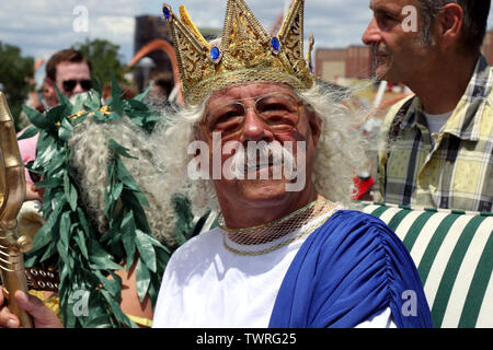 Brooklyn, NY, USA. 22e. Juin, 2019. American folk singer-songwriter ARLO GUTHRIE et sa sœur NORA GUTHRIE étaient les "King Neptune' et 'Reine Sirène' de la 37e parade annuelle. mermaid il le coup d'envoi de la saison estivale le 22 juin, 2019, avec un défilé dans l'Avenue de Surf avec un assortiment de chars, fanfares et fêtards costumés colorés au bord de la mer, les loisirs et divertissements de Coney Island à Brooklyn, New York. © 2019 Ronald G. Lopez/Alamy Live News Banque D'Images