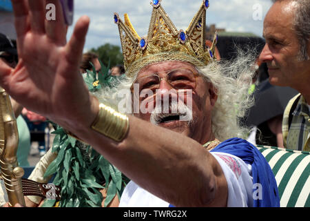 Brooklyn, NY, USA. 22e. Juin, 2019. American folk singer-songwriter ARLO GUTHRIE et sa sœur NORA GUTHRIE étaient les "King Neptune' et 'Reine Sirène' de la 37e parade annuelle. mermaid il le coup d'envoi de la saison estivale le 22 juin, 2019, avec un défilé dans l'Avenue de Surf avec un assortiment de chars, fanfares et fêtards costumés colorés au bord de la mer, les loisirs et divertissements de Coney Island à Brooklyn, New York. © 2019 Ronald G. Lopez/Alamy Live News Banque D'Images