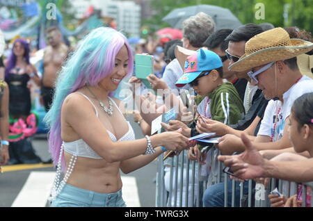 Brooklyn, NY : des milliers de personnes ont participé à la 37e parade annuelle de sirène à Coney Island à Brooklyn le 22 juin 2019. Banque D'Images