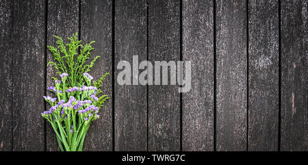 Violet et Vert sauvage Fleurs et plantes sur des planches ou d'arrière-plan. Copy space Banque D'Images